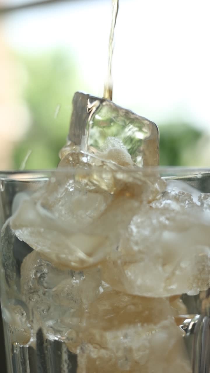 얼음 위에 소다를 부어 넣는 것