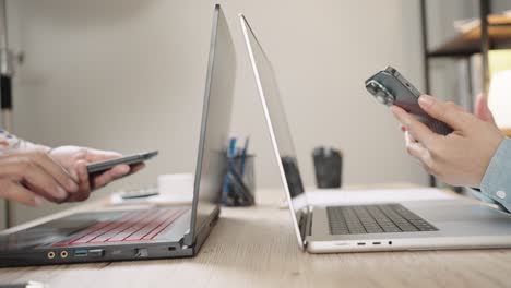 fotografía de cerca de las manos de una mujer de negocios escribiendo en el teclado de una computadora portátil para buscar información, soporte de comunicación en línea, investigación de mercadotecnia, informe de negocios en el escritorio de la oficina por la noche.