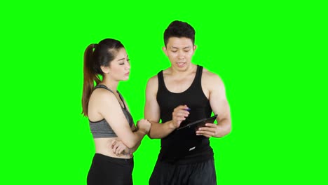 personal trainer explaining training plan