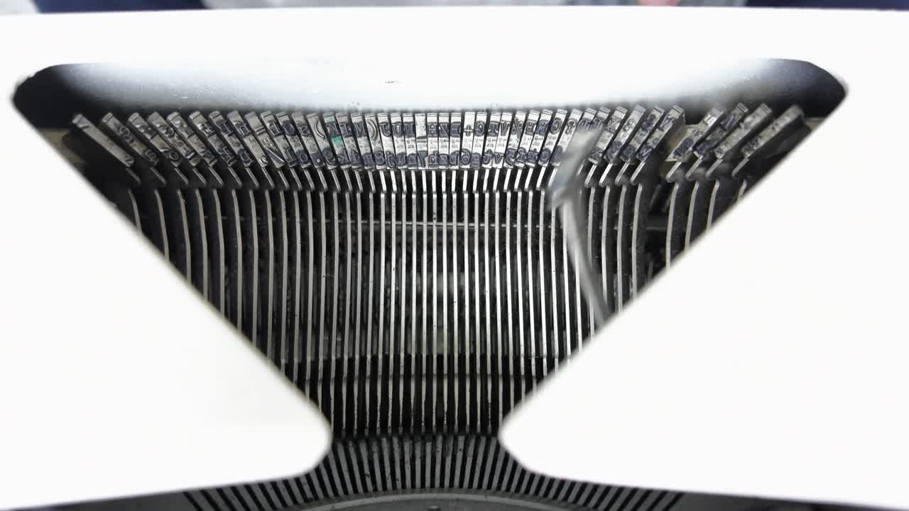 타자기 에서 근접적 으로 타이핑 하는 것