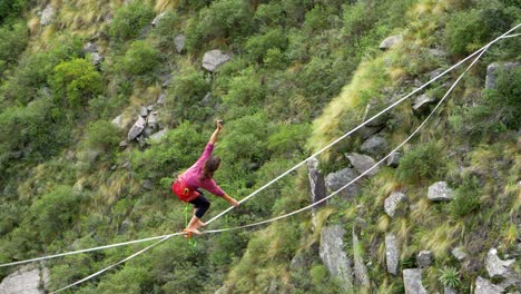 Aufnahme-Eines-Mannes,-Der-Eine-Highline-In-Den-Bergen-Entlang-Läuft