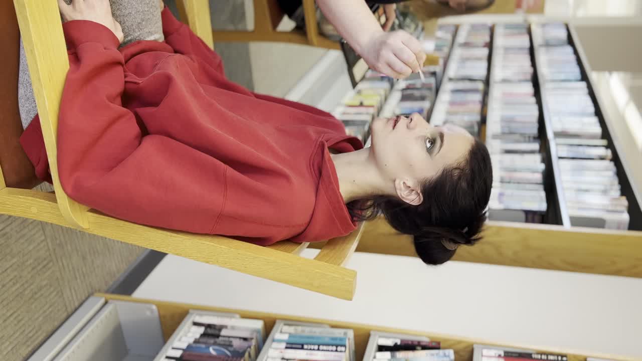 mujeres de cabello oscuro maquillándose - video vertical