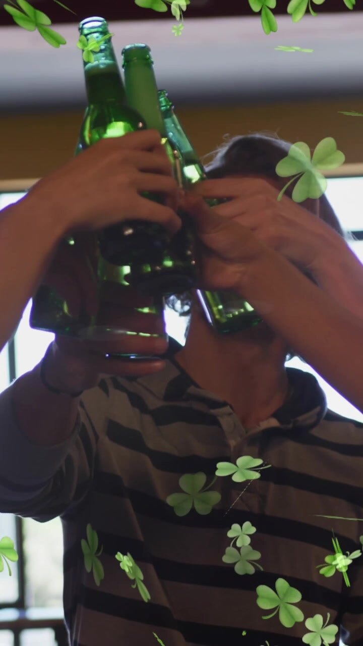 Animazione di icone a forma di trifoglio su un gruppo eterogeneo di amici che bevono birra