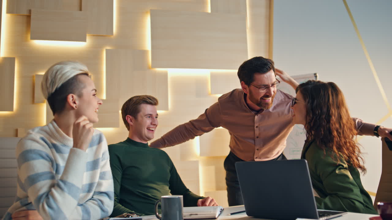 성공한 팀은 회의실에서 5개의 즐거운 비즈니스 성과를 제공합니다.