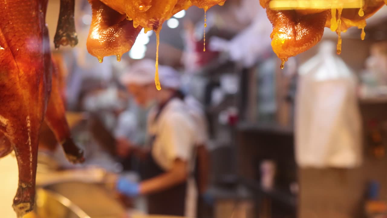 요리사는 부에서 한 거위와 오리 를 준비 한다