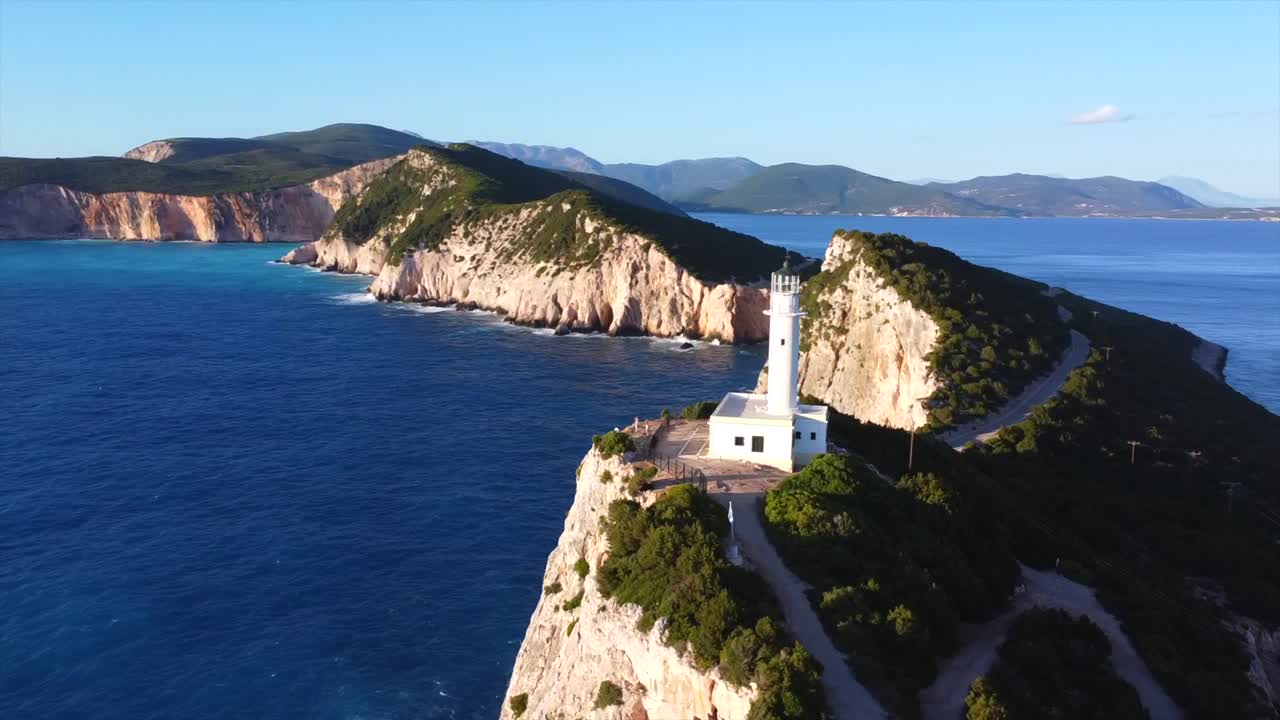 Faro su una scogliera vicino al mare