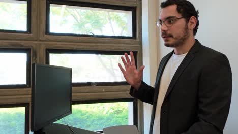 hombre dando una presentación en un aula