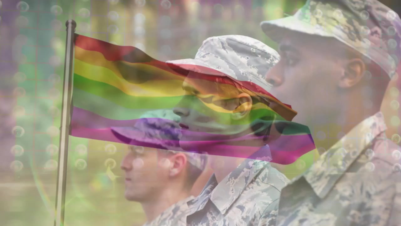 Tropas de pie con una superposición de la bandera del orgullo emergiendo de puntos bokeh que se arremolinan sobre los uniformes, mostrando orgullo