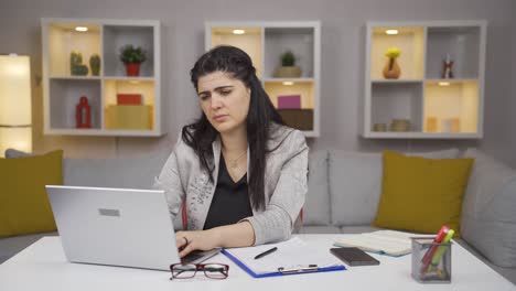 La-Mujer-Trabajadora-De-Oficina-En-Casa-Se-Frustra.