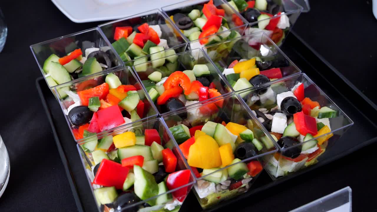 ensalada de verduras servida en envases pequeños, pimienta, aceitunas, pepino