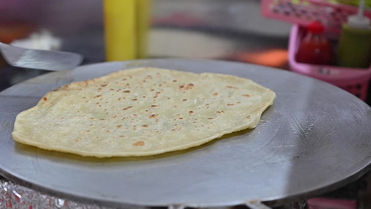 el pan khameer de los emiratos árabes unidos es un pan tradicional de los emiratos árabes unidos, que se sirve para el desayuno con queso fresco.