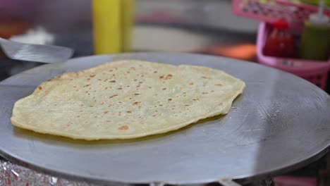 El-Pan-Khameer-Emiratí-O-Pan-Khamir-Es-Pan-Tradicional-De-Los-Emiratos-Árabes-Unidos,-Que-Se-Sirve-Para-El-Desayuno-Con-Queso-Fresco