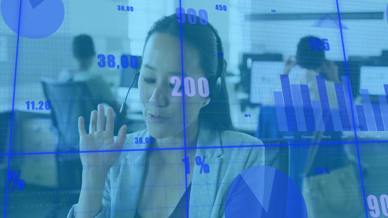 animación del procesamiento de datos financieros sobre una mujer de negocios biracial en la oficina