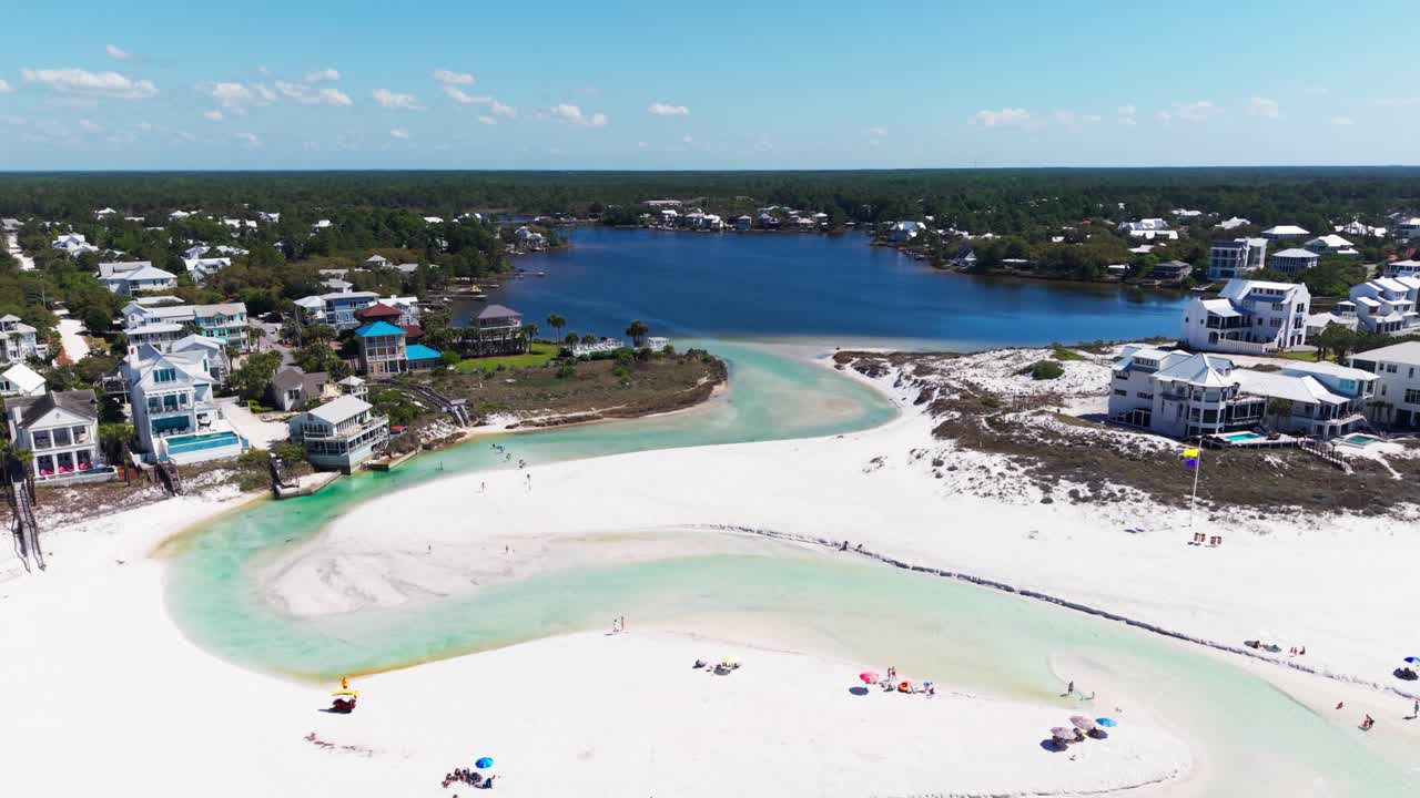 Ilmapanoraama rannikon Eastern Lake -lahden alueesta kiinteistöineen, Santa Rosa Beach, Florida, USA.