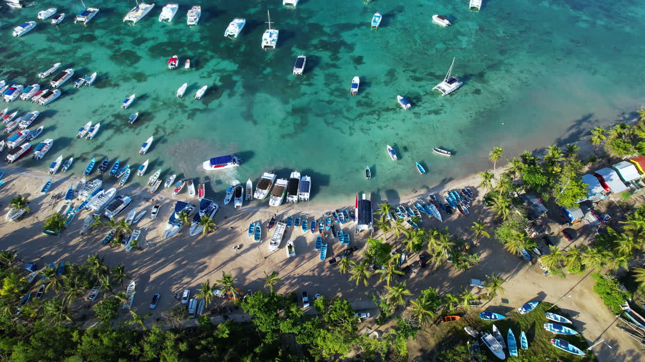 아름다운 수심 색상의 보트와 야자수가 있는 해변의 멋진 전망