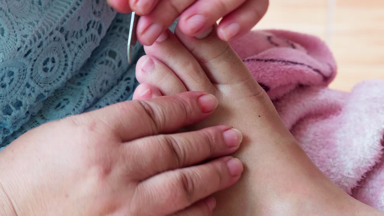 procedimiento de pedicura médica profesional utilizando un instrumento cortaúñas