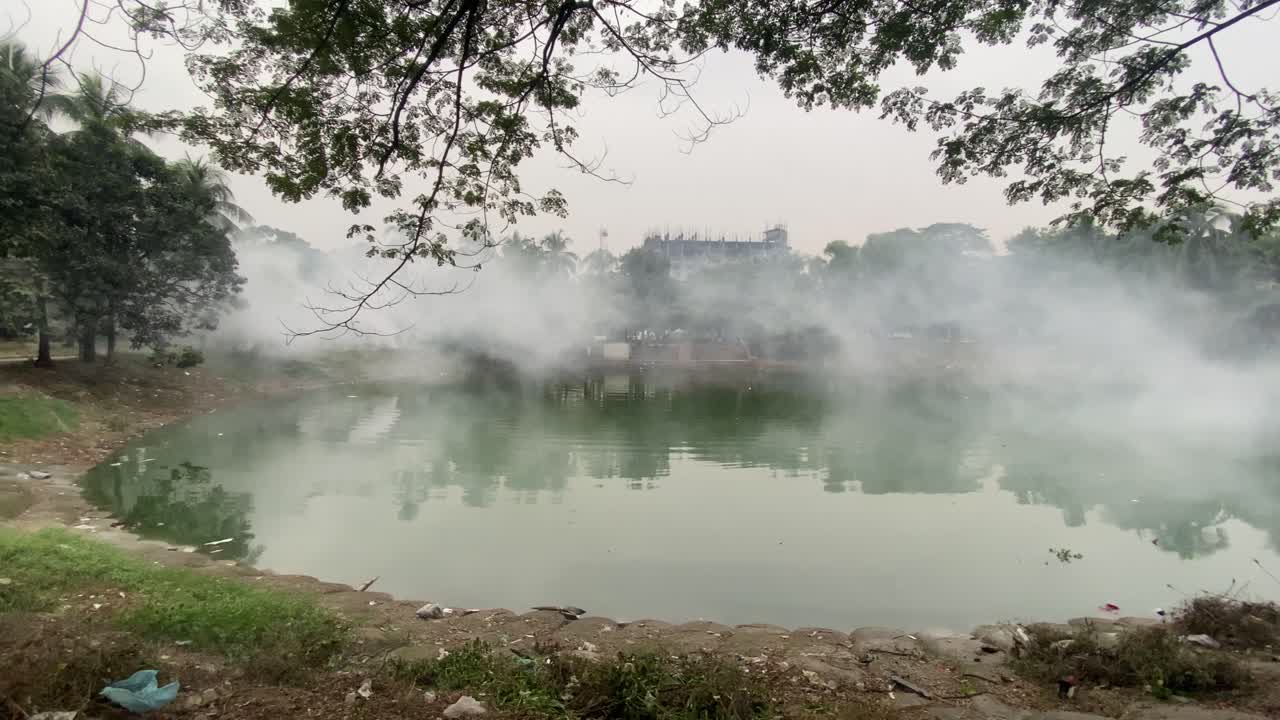 niebla matutina sobre un lago contaminado en medio de la ciudad