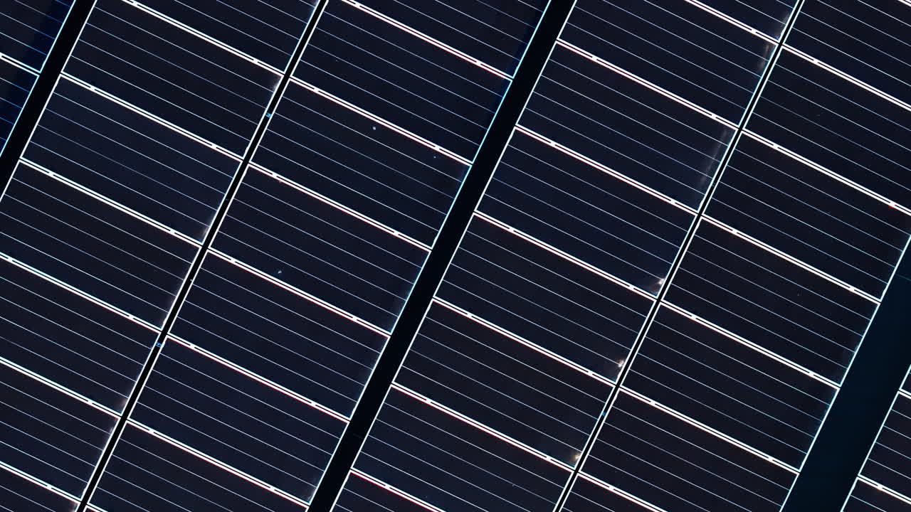 Vista aerea di pannelli solari ripresi da un drone. Pannelli fotovoltaici sul tetto dell'edificio. Fonte di energia alternativa. Concetto di risorse sostenibili