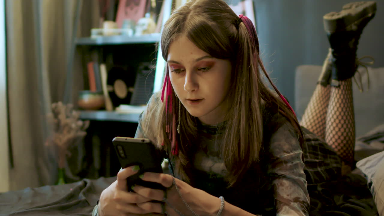 chica en el dormitorio