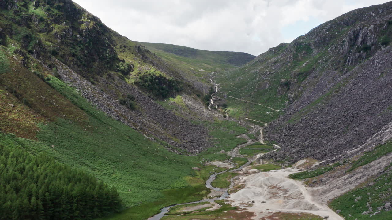 Pemandangan udara Dekat Danau Atas Glendalough di Taman Nasional Wicklow di Irlandia