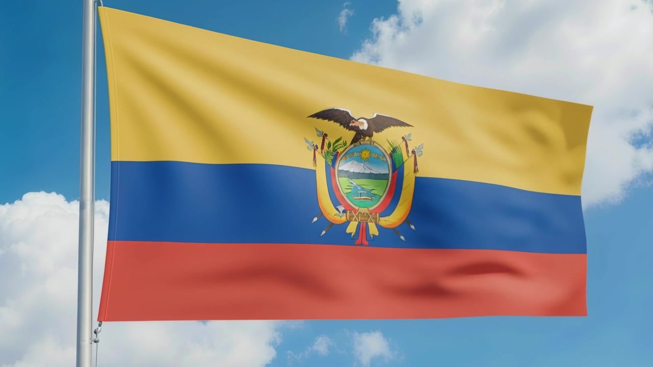 Brezza che solleva la bandiera dell'Ecuador che sventola su un'asta di metallo all'aperto, drizza, stemma e nuvole visibili.