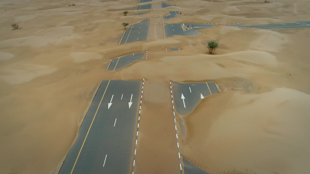 vista aérea abstracta de una carretera cubierta de arena en el desierto, abu dhabi, uae.