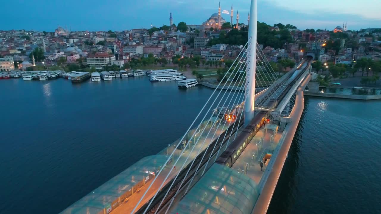 estambul, el puente del metro de unkapani imágenes aéreas al atardecer