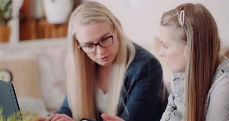 collègues féminines discutant de stratégie d'entreprise au bureau 3