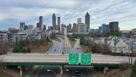 sobrevuelo aéreo del puente de jackson street con el horizonte de atlanta en el fondo