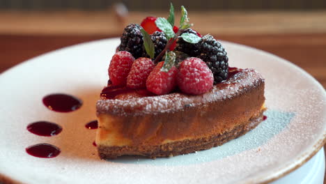 tarta de queso con bayas y placa giratoria de azúcar