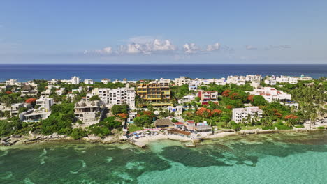 Isla-Mujeres-Mexico-Aerial-V6-Filmischer-Tiefflug-Entlang-Der-Badeorte,-Der-Die-Wunderschöne-Tropische-Paradiesinsel-Einfängt,-Die-Von-Kristallklarem-Meerwasser-Umgeben-Ist-–-Aufgenommen-Mit-Mavic-3-Cine-–-Juli-2022