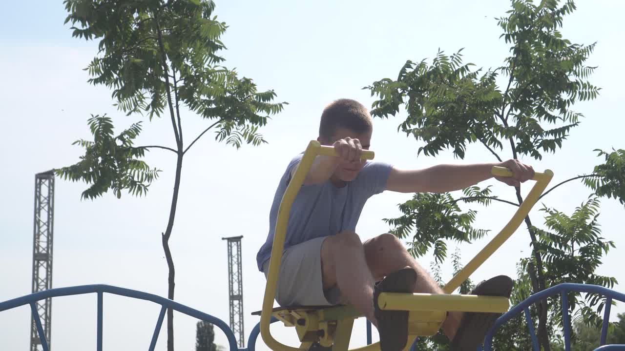 un adolescente hace deportes en el patio de recreo 05