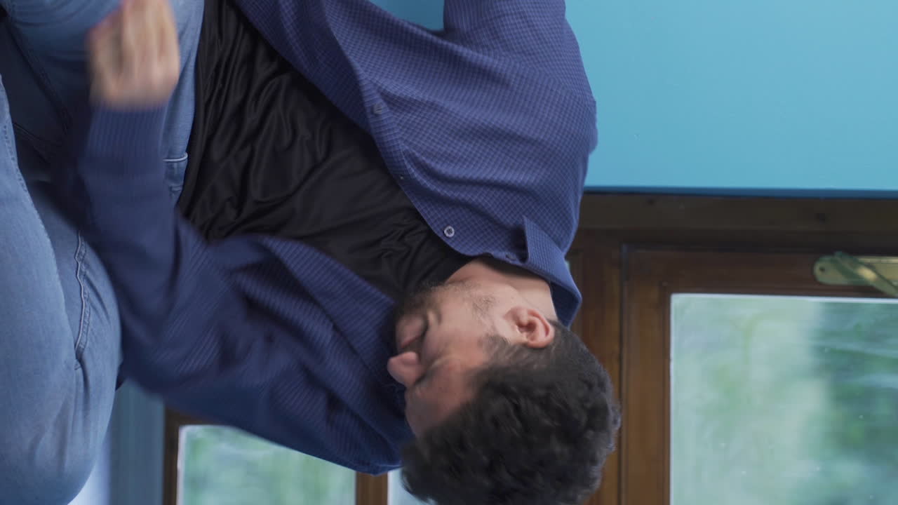 paranoid man의 수직 비디오입니다.