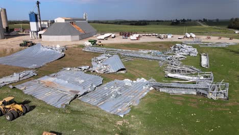 Drohnenaufnahmen-Aus-Der-Luft-Sturm-Beschädigte-Getreidesilos,-Die-Durch-Starke-Winde-Und-Schlechtes-Wetter-Zerstört-Wurden,-Farmland-Im-Mittleren-Westen,-Iowa