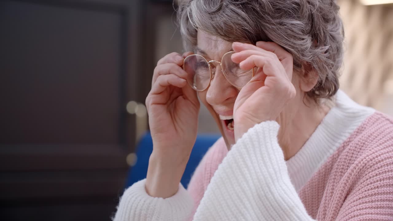 mujer senior sonriente