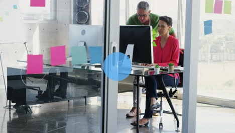 animación de una red de iconos digitales sobre hombres y mujeres diversos discutiendo por computadora en la oficina