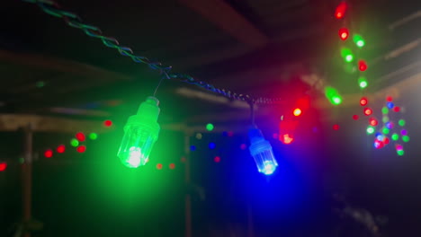 cerca de las coloridas luces de cadena de navidad que adornan los aleros del techo