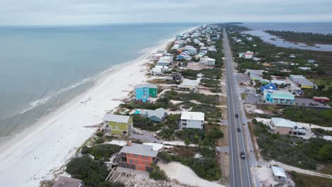 Lange-Straße,-Die-Zwei-Wohngebiete-In-Cape-San-Blas,-Florida,-Teilt