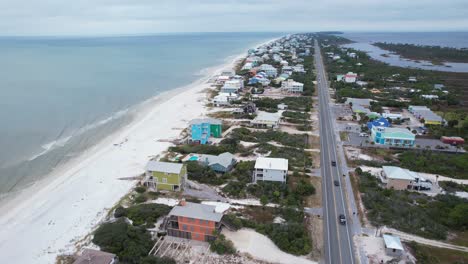 largo camino que divide dos áreas residenciales en cabo san blas, florida