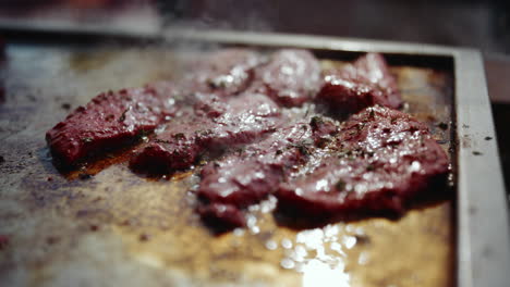 Condimentar-La-Carne-De-Res-Chisporroteando-En-Una-Parrilla-Del-Festival