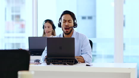 hombre, centro de llamadas o auriculares como telemarketing cansado