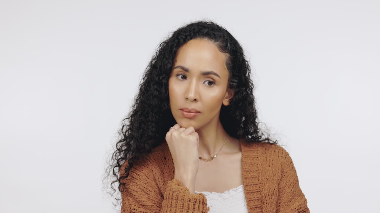 ansiedad, mirada nerviosa y pensamiento de mujer