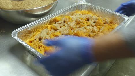 preparación de ñame confitado a gran escala en una cocina de comedor