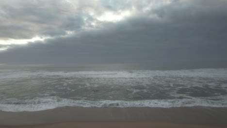 Luftaufnahme-Des-Meeres-Und-Des-Sandstrandes-In-Der-Sommersaison-Nach-Einem-Sturm