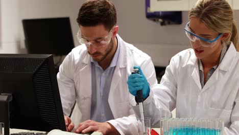 científicos haciendo un experimento químico
