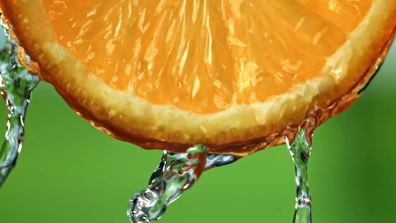 Acqua rinfrescante che scorre su una vivace fetta d'arancia