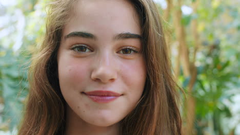 retrato de un adolescente sonriente