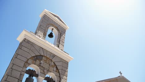 Luz-Del-Sol-Iluminando-El-Campanario-De-Piedra-De-Una-Iglesia-Histórica-En-La-Isla-De-Corfú