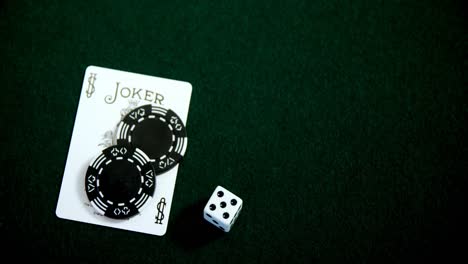 cartas, dados y fichas de casino jugando en la mesa de póquer 4k