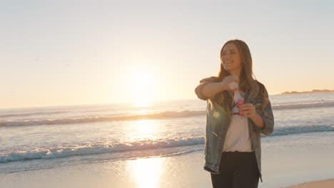 Teenager-Mädchen-Bläst-Seifenblasen-Am-Strand-Bei-Sonnenuntergang-Und-Hat-Spaß-Im-Urlaub-Am-Meer-Und-Genießt-Den-Sommer